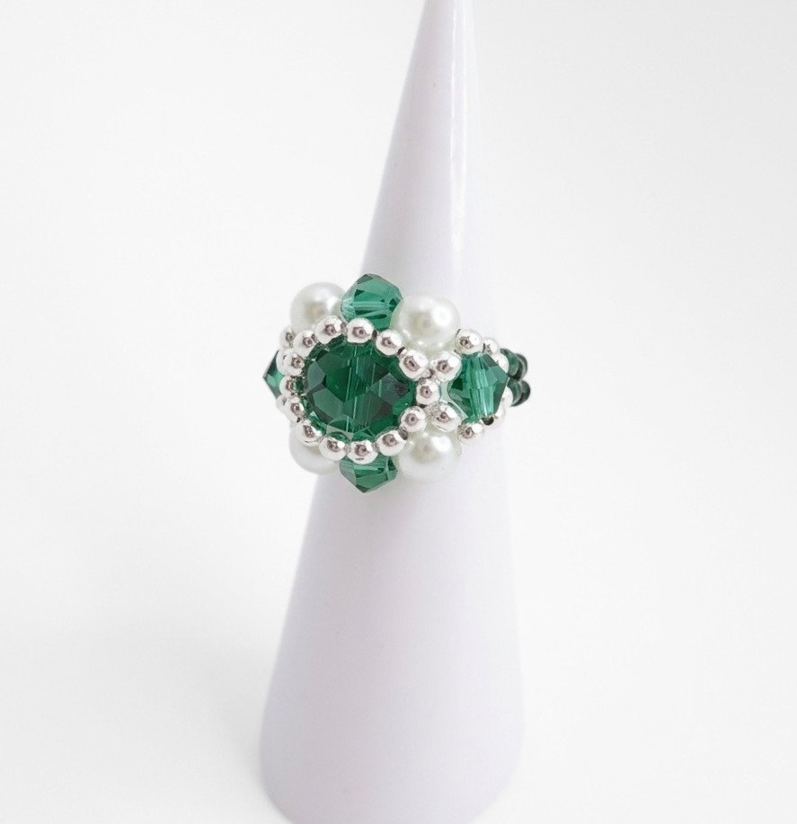 emerald-crystal-pearl-ring-display Handmade beaded ring featuring faceted emerald crystals, white pearls, and silver accent beads
